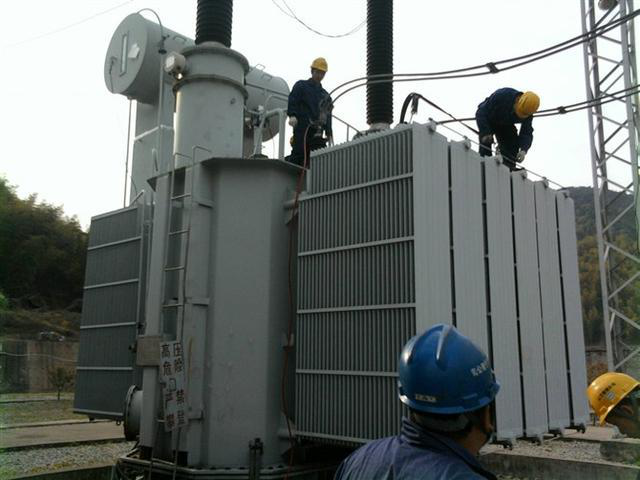 作業(yè)人員安全保護(hù)繩系在安全水平保護(hù)繩上，確保在變壓器本體上移動始終不會失去保護(hù)。